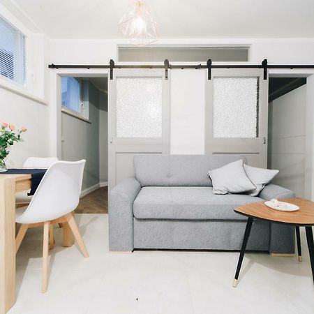 M6 Main Square Stylish One Bedroom Краков Экстерьер фото