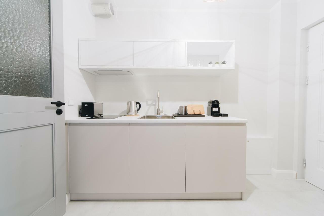 M6 Main Square Stylish One Bedroom Краков Экстерьер фото