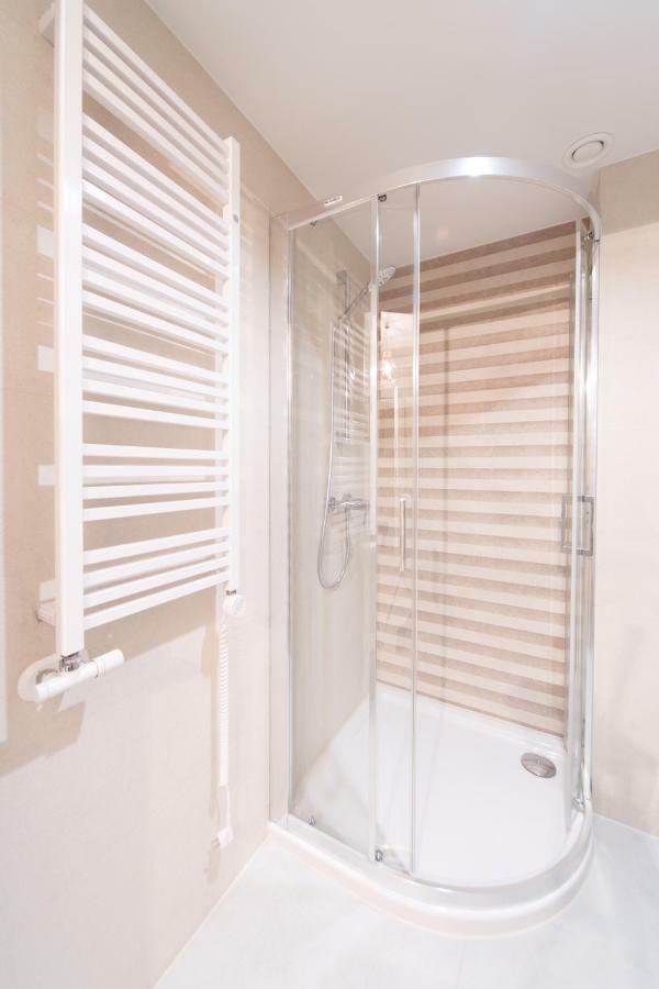 M6 Main Square Stylish One Bedroom Краков Экстерьер фото