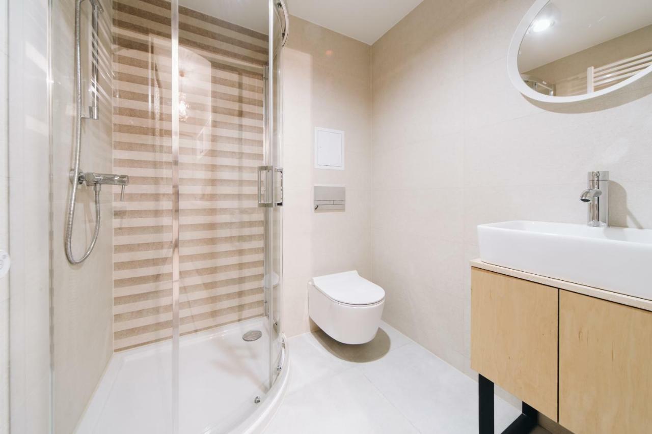 M6 Main Square Stylish One Bedroom Краков Экстерьер фото